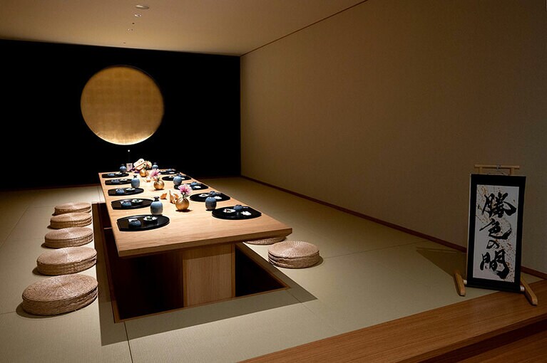 武士にとって縁起のいい濃い藍色＝「勝色」に金の丸が目を引く宴空間。