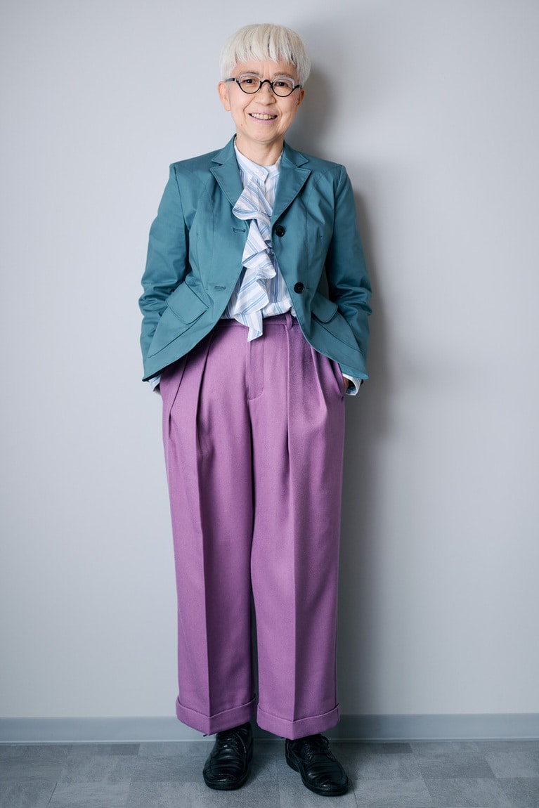 パンツ以外全部ユニクロ。ジャケットは＋Jの初代コラボで、新品をメルカリで1300円で購入。ブラウスはユニクロとJWアンダーソンのコラボ。パンツはGUです。