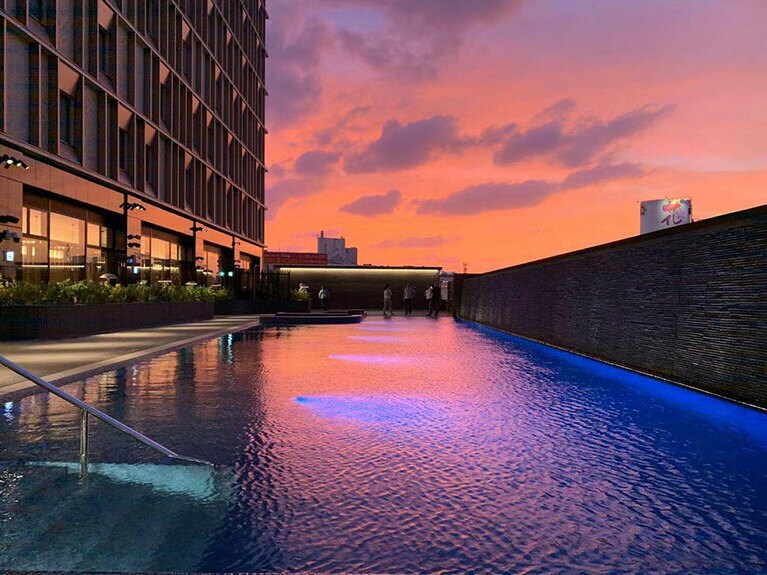 幻想的な夕暮れのアウトドアプール。