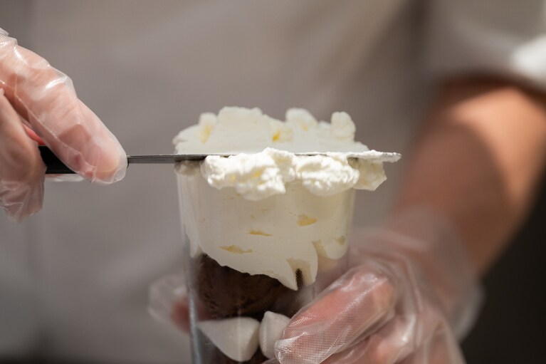 生クリームをきれいに詰め込んでいきます。