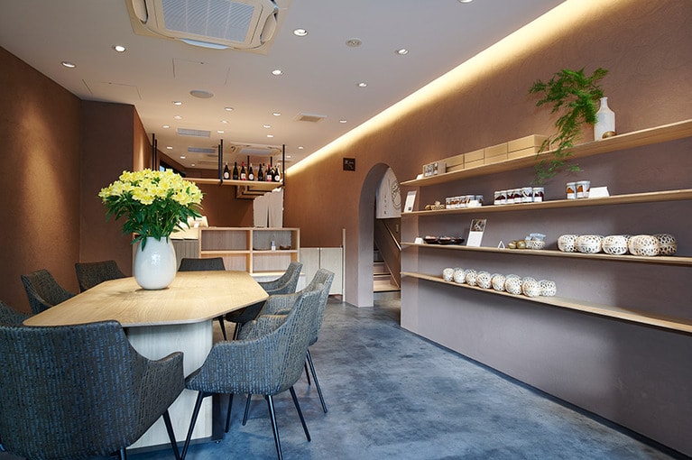 1階はカフェ＆ショップ。