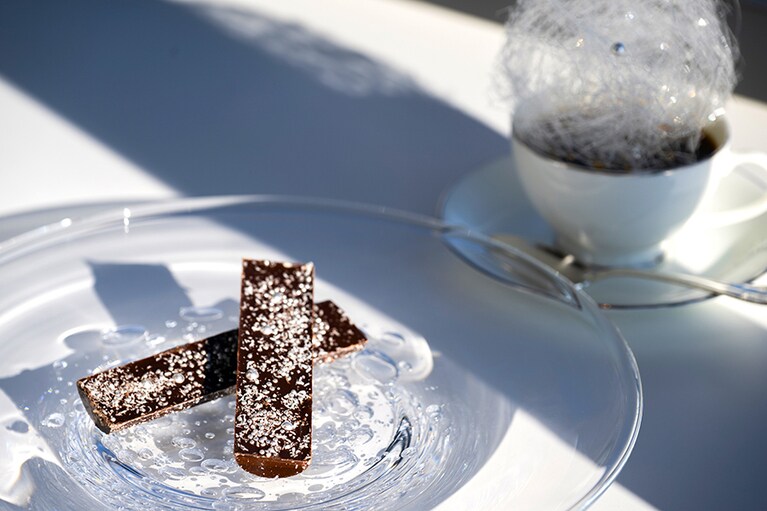 霧氷テラスにある「雲Cafe」には、「霧氷コーヒー」（900円）や「霧氷チョコレート」（1000円）など、冬季限定のオリジナルメニューが登場。