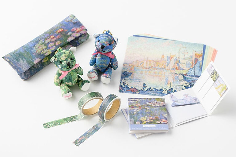 ［国立西洋美術館］収蔵作品のモネ《睡蓮》、ゴッホ《ばら》などをモチーフにしたグッズ。左上から時計回りに：「めがねケース」睡蓮 1,320円、「ちりめんベア」ばら、睡蓮 各1,100円、「おりがみ」サン=トロぺの港 550円、「モネ ふせんセット」550円、「マスキングテープ」睡蓮、ばら 各340円。