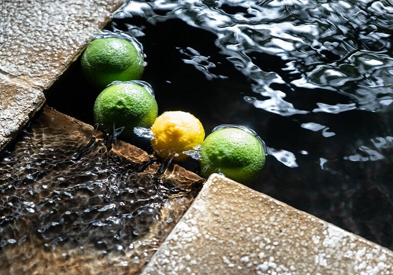 泉質は、弱アルカリ性低張性温泉。森に囲まれた環境が、いっそう心地よさを増す。