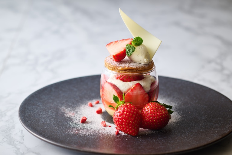 酸味と甘みのバランスが絶妙な“女峰”を使用したウエルカムプレート「京都産いちごのパフェ」は小学生以上のゲストに1名1皿ずつ提供。