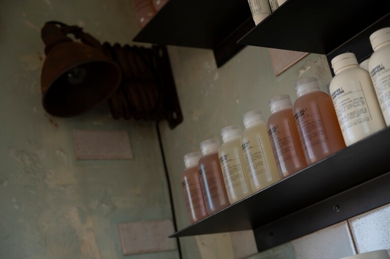 新緑に包まれながら香りと向き合う。移動する店舗ならではの「ル ラボ オン ウィールズ」を軽井沢で体験