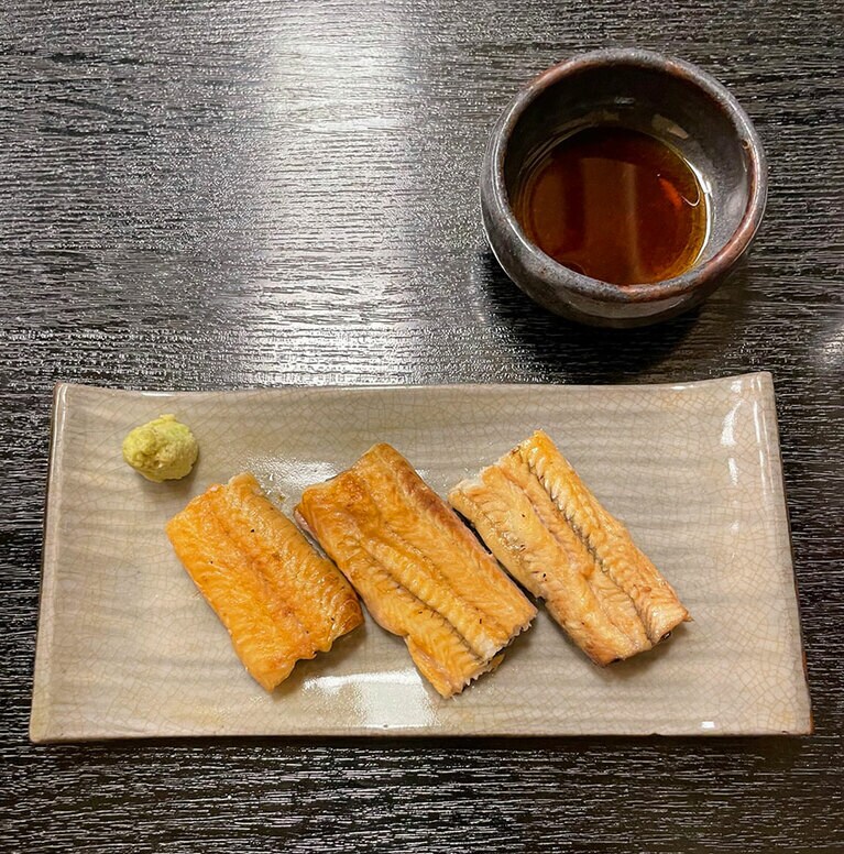 わさび醤油でいただく「白焼き(笹)」2,420円～。