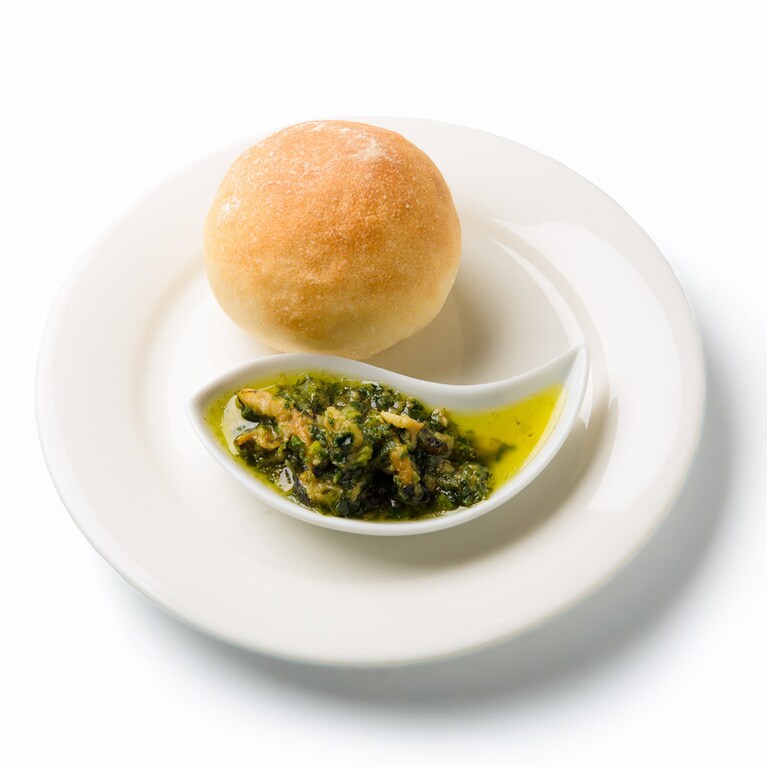 ネギとにんにくでくつくつ煮込んだ、パンのすすむ一品。アンチョビの数倍も旨み成分を持つ、こんかさばを漬けた糠が隠し味。