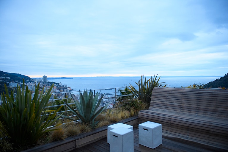 熱海の街と相模湾を一望するテラスリビングつきのスイートルーム。