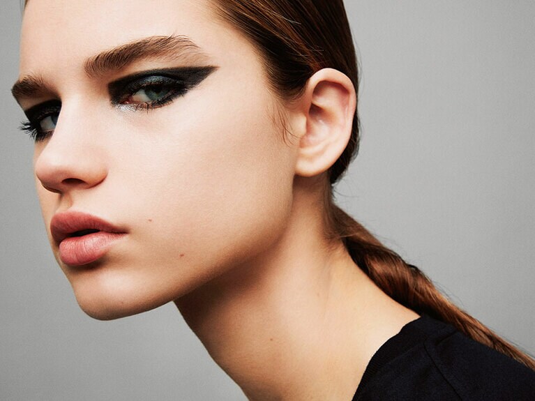 トムの一番のお気に入りアイテムだそうで、サンローラン2018年秋冬コレクションでクリエイトしたルックでは黒いチョークが使われた。(C)RORY VAN MILLINGEN