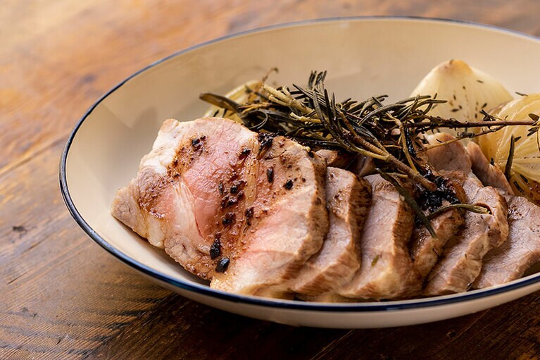 外だからこそのワイルドなご馳走。やっぱり塊肉が食べたい！