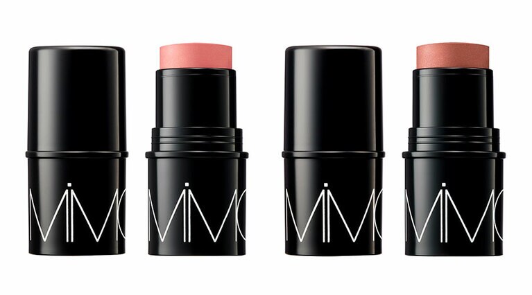 ミネラル スティックチーク 各4,180円。写真左から、01アリュール、02ネイティブ。