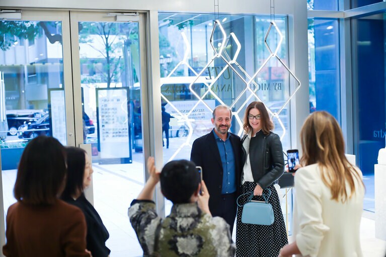 左がマイケル・アナスタシアデスさん、右がサラ・フェレロさん。