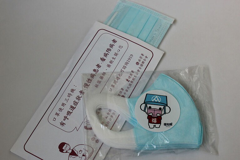 マスクの袋詰めも薬局が担当。負担の大きさが問題となっていた。