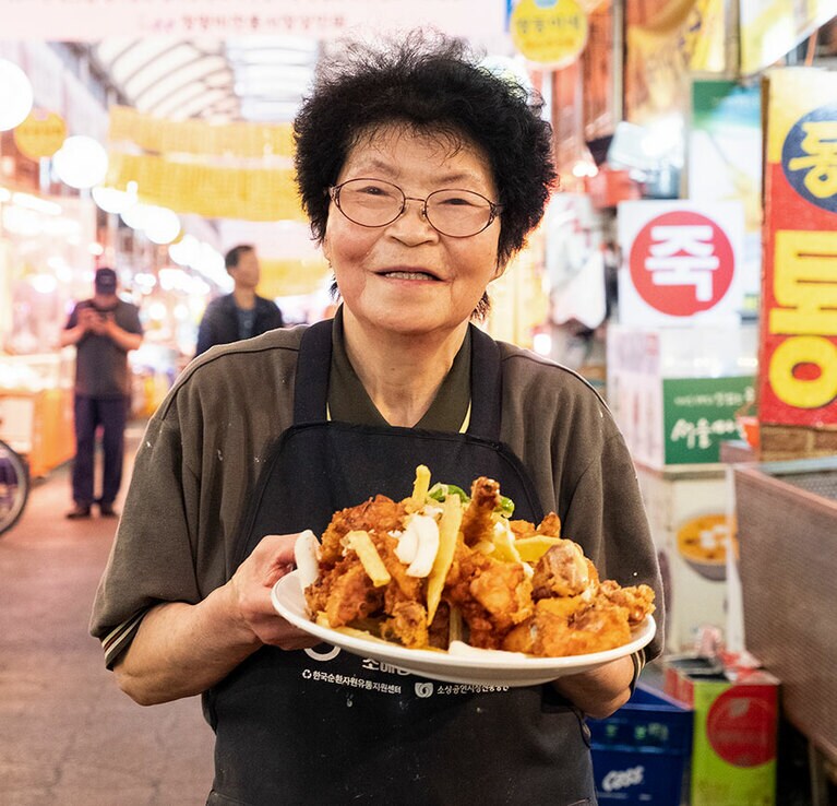 20代から店を切り盛りする店主。