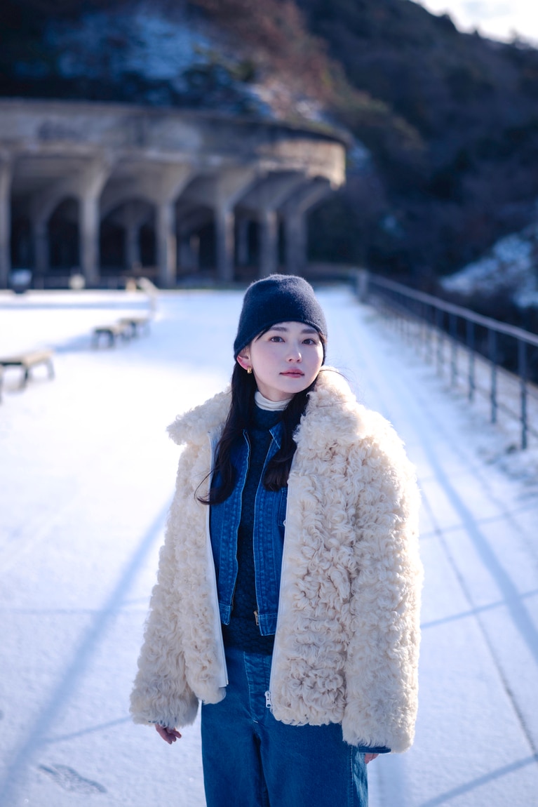 俳優・山田杏奈さんといく、世界遺産の島・佐渡島。雪景色の北沢浮遊選鉱場は神秘的な風景【通いたくなる島、佐渡】