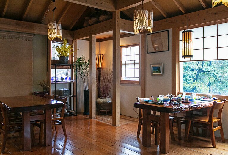 席間がゆったりと取られて落ち着ける。＠沖縄第一ホテル