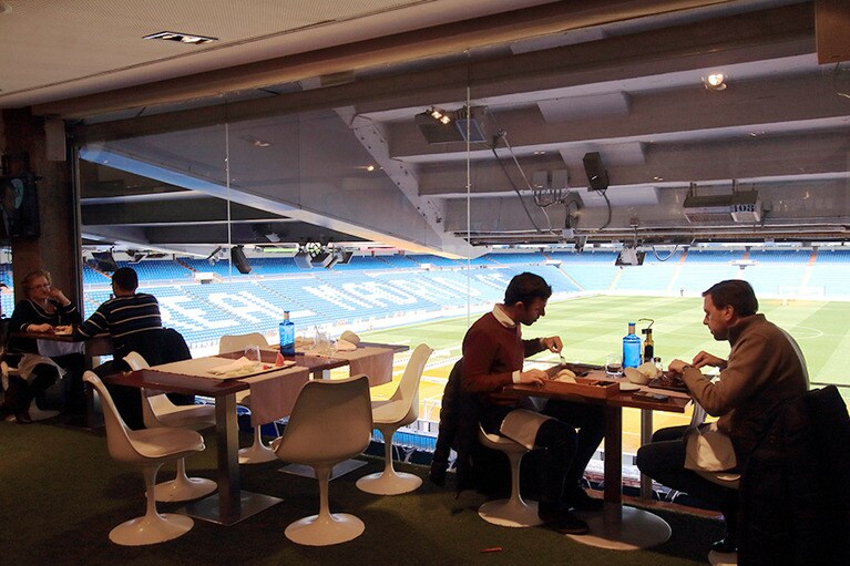 窓側の席ではガラス越しにピッチを見渡すことができる。