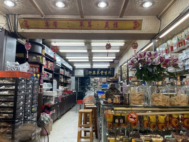 “これぞ台湾”な雰囲気が漂う漢方薬店。写真映えするので、取材時にも助かっています。