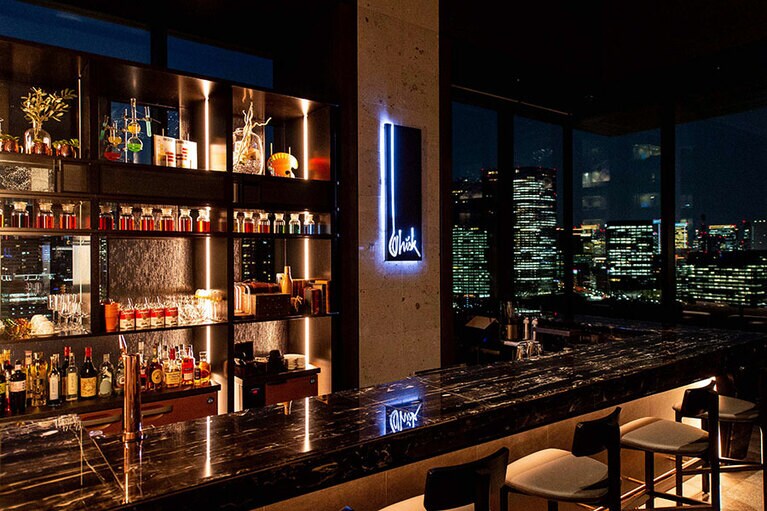 東京の夜を満喫する特等席となるバー＆ラウンジ「ウィスク」。もちろん、ビジターでの利用もOKです。
