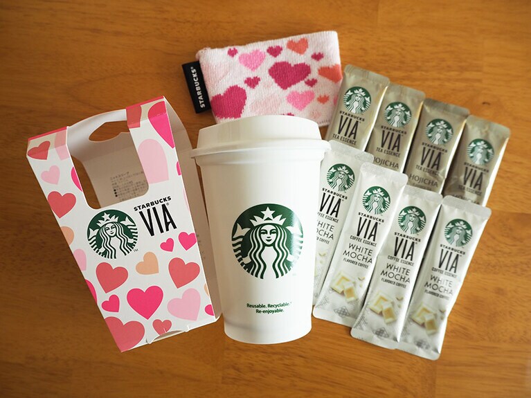 リユーザブルカップ、ハート型ニットスリーブ、スターバックス ヴィア ホワイト モカ・ほうじ茶 各4本ずつがセットに。