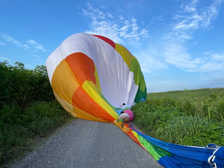 バスケットの取り付け部に近いほうから、空気を抜いていきます。Photo: Yuki Sato