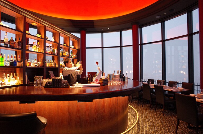 ドラマチックなインテリアのバー「ドゥオーモ・ロッソ」。