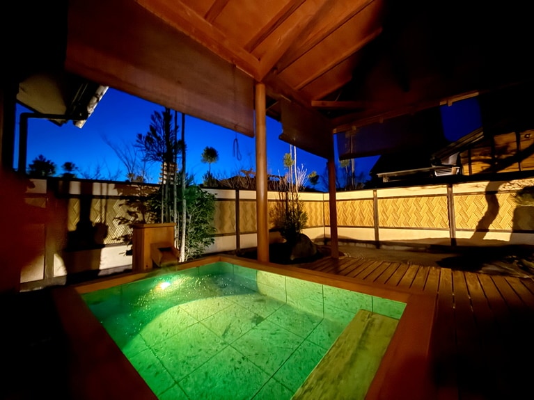 「万葉」には、バスルームのバスタブのほかに露天風呂があり、24時間いつでも入浴できる。