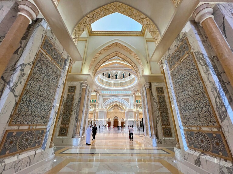 「大ホール」へと続くエントランスでこの規模。壁や柱の装飾も見逃せない。