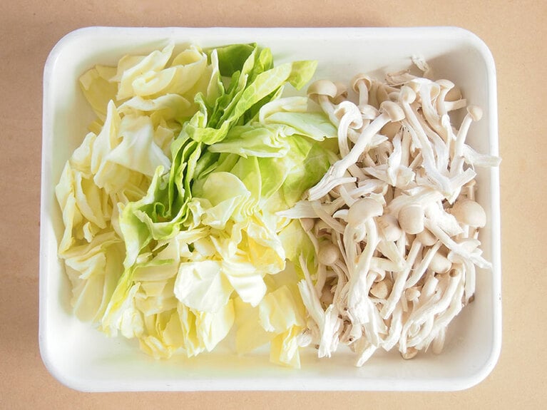 キャベツはざく切り、しめじは固い部分を切り落とし、手でさく。