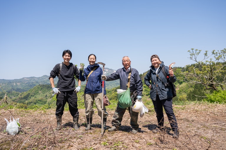 「里山十帖」料理長・桑木野恵子さん（中央左）の“山菜の師匠”こと村山達三さん（中央右）を囲んで。