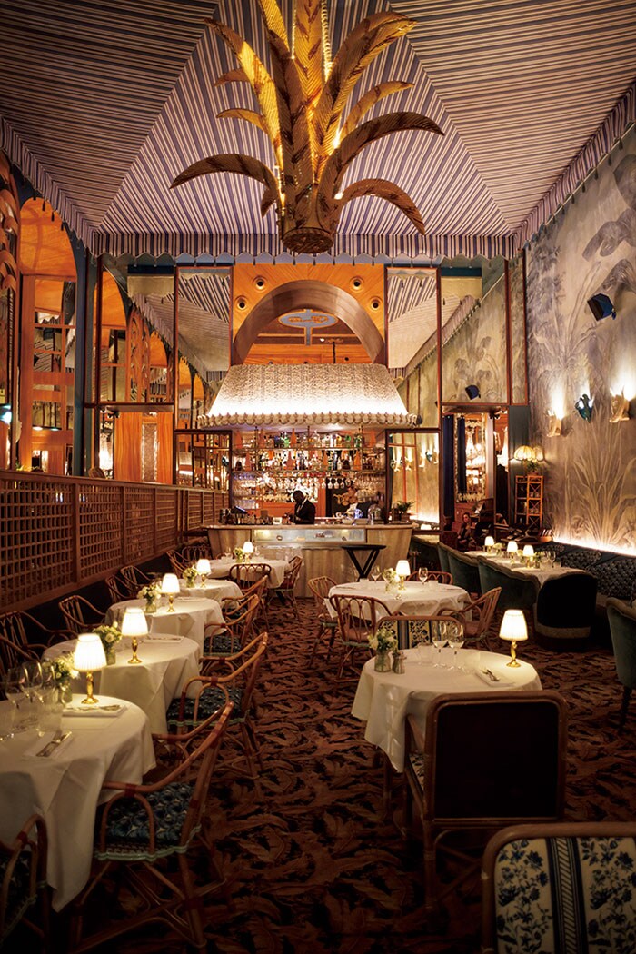 「カフェ・ラペルーズ」の店内。天井の高いリュクスな空間。