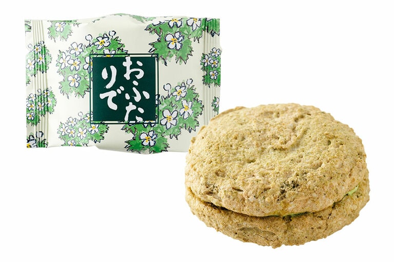 ふんわりと焼き上げたダックワーズで、あずき入りバタークリームをサンド。「おふたりで」1個 140円／六花亭