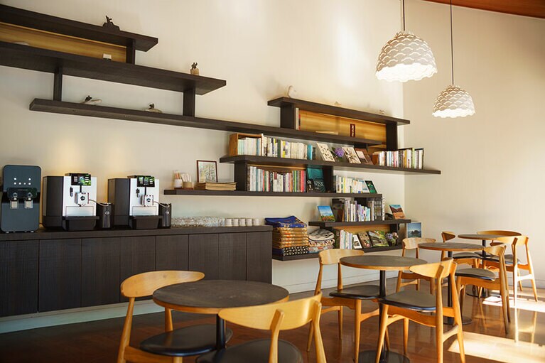 ライブラリーカフェの蔵書は、旅や里山の自然、外遊びに関するものが中心。