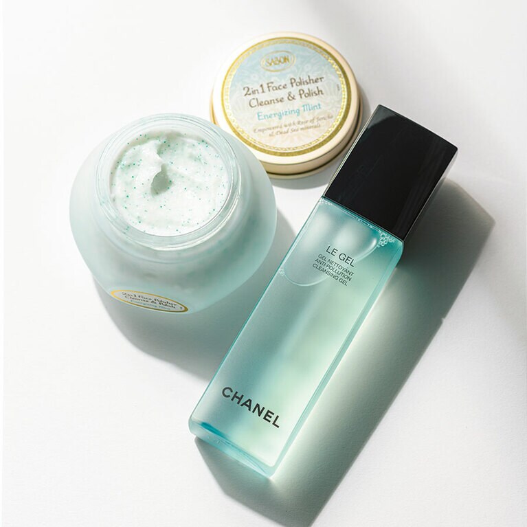 左：ホホバ由来のスクラブとナチュラルなセルロースで毛穴の汚れを優しく洗浄。さわやかなミントの香り。フェイスポリッシャー リフレッシング 200mL 4,500円／SABON Japan、右：とろみあるジェルを泡立て洗い流すと、一度で冴えた肌色に。海洋由来成分が肌についた汚染物質の除去を促し、うるおいをキープ。ジェル ネトワイヤン 150mL 5,200円／シャネル