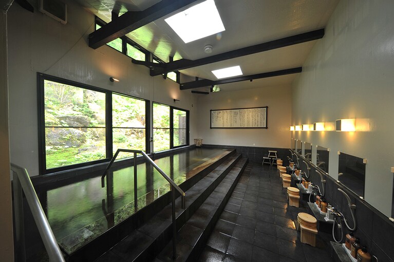 那須温泉 五ッ星源泉の宿 大鷹の湯［栃木／西那須温泉］大浴場。