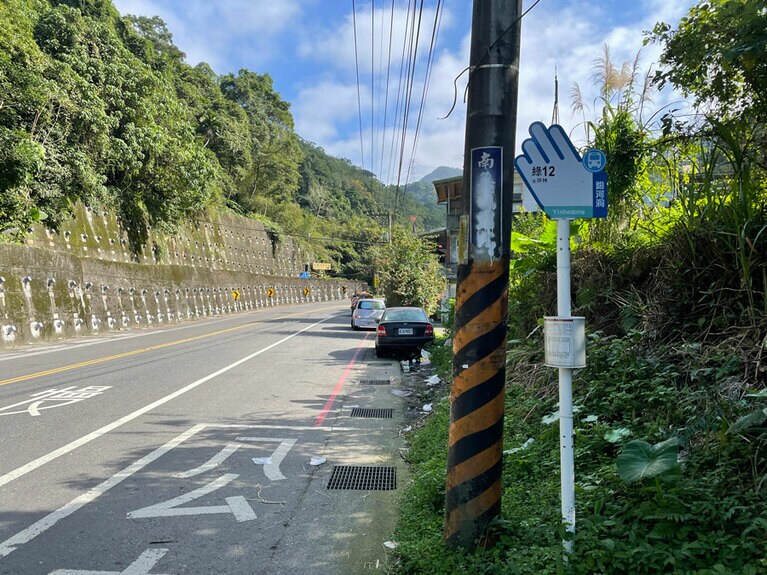 バス停から緩やかな登り坂を30分ほど歩くと、登山道へ到着。