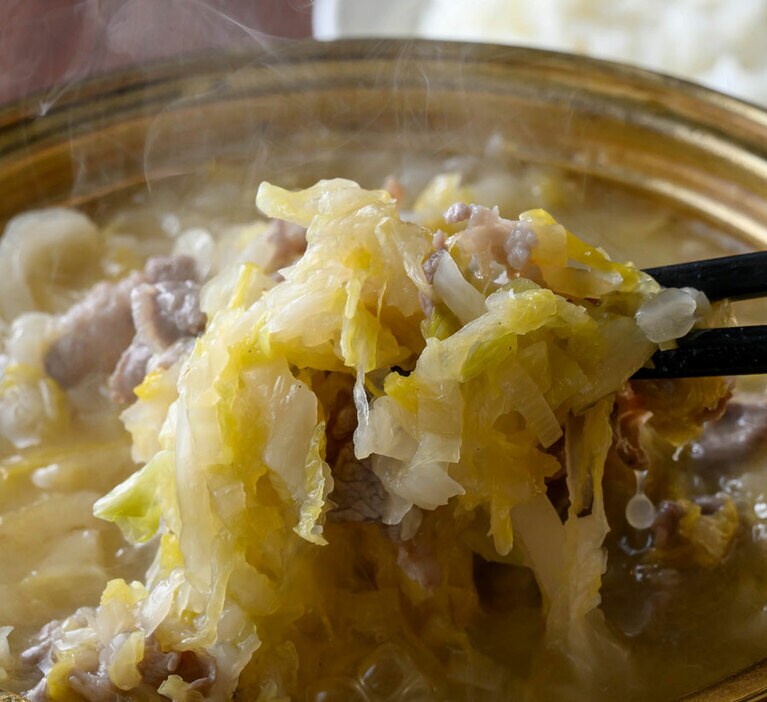 クセになる“酸っぱい白菜”がどっさり入っている。