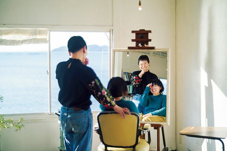 2階は美容師の裕美子さんによるワンゲスト制の美容室。目の前に広がる海を眺めながら、ゆったりとした気持ちで施術を受けられる。
