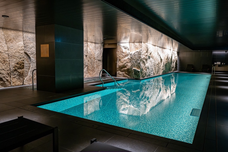 プールの底の細かなタイルの並びにもこだわりが光る。