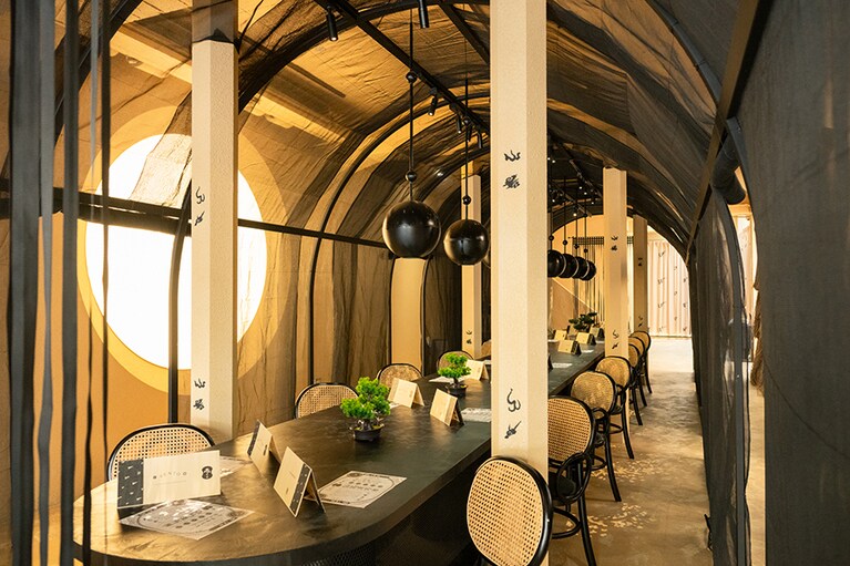 2022年8月にオープンした仙島。陰陽をイメージしたという店内で、「陰陽五行」を取り入れた“一服”を提供してくれる。ディスプレイに盆栽を採用するなど、日本の茶道の世界観も組み込んでいるそう。