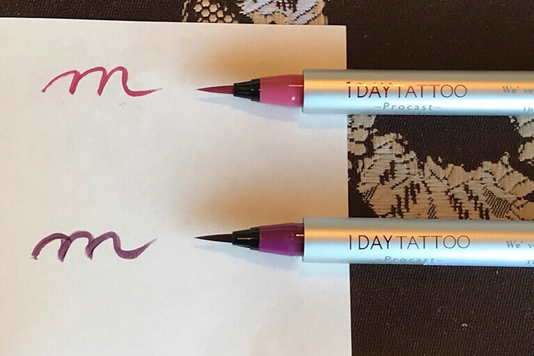 柔らかく甘い雰囲気になるくすみ系のピンクカラーと、エレガントなダークパープルが限定発売中。K-パレット1DAY TATTOO プロキャスト ザ・アイライナー 上から、RP ローズピンク、DP ダリアパープル 各1,500円(限定発売中)／クオレ