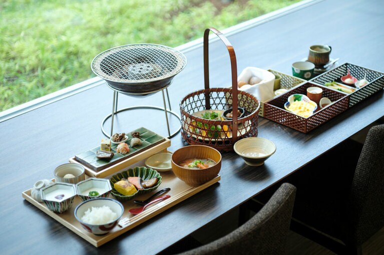 朝食は和洋どちらにも炭火焼きが付き、焼きたての野菜やお肉のおかずが楽しめる。