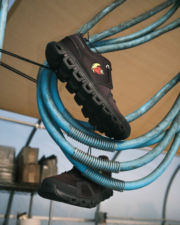 オン×スカイ ハイ ファーム グッズのコラボコレクション第1弾、ビジュアルより。