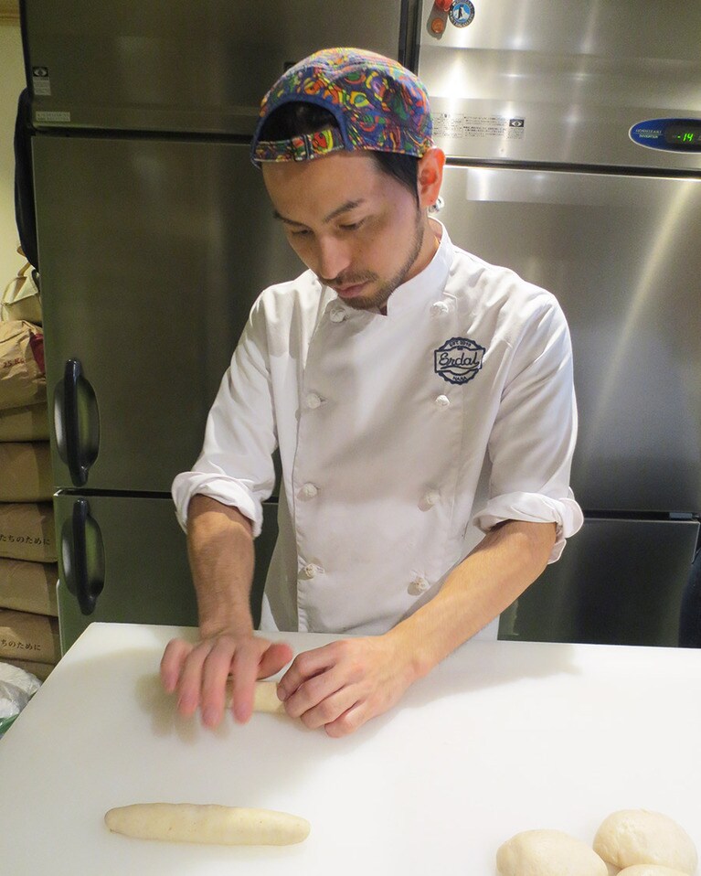 パンを作る丸瀬峰晴さん。