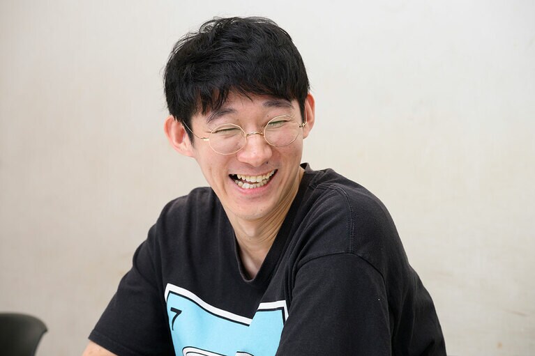 インタビューに答えてくれた、ロングコートダディの堂前透さん。