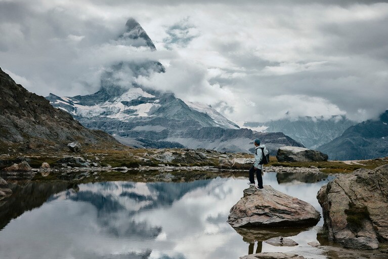 マッターホルンを撮影するのにもっとも美しい場所のひとつである「リッフェル湖」では、マッターホルンが湖面に映る「逆さマッターホルン」を見ることも。風がなく、湖面が完全に静止していることが多い早朝か夕方が狙い目で、湖面にマッターホルンが浮かび上がる様子は、息をのむほど美しく、その光景は一度見たら忘れられないほどの絶景。