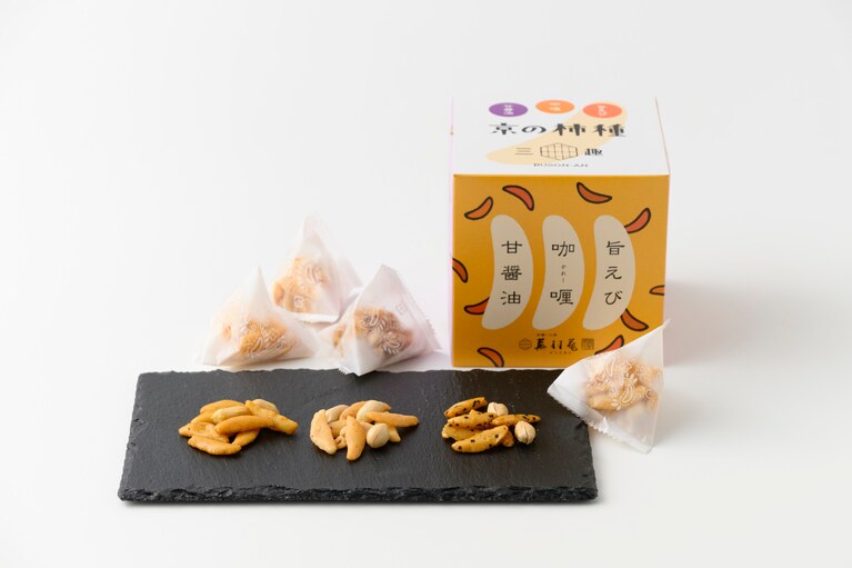 京の柿種 アソートボックス キューブ 756円（3種類×4袋入り）。