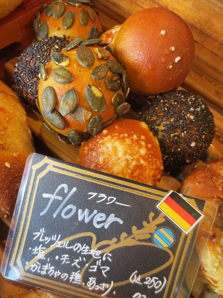 一際目を引く「フラワー」250円。