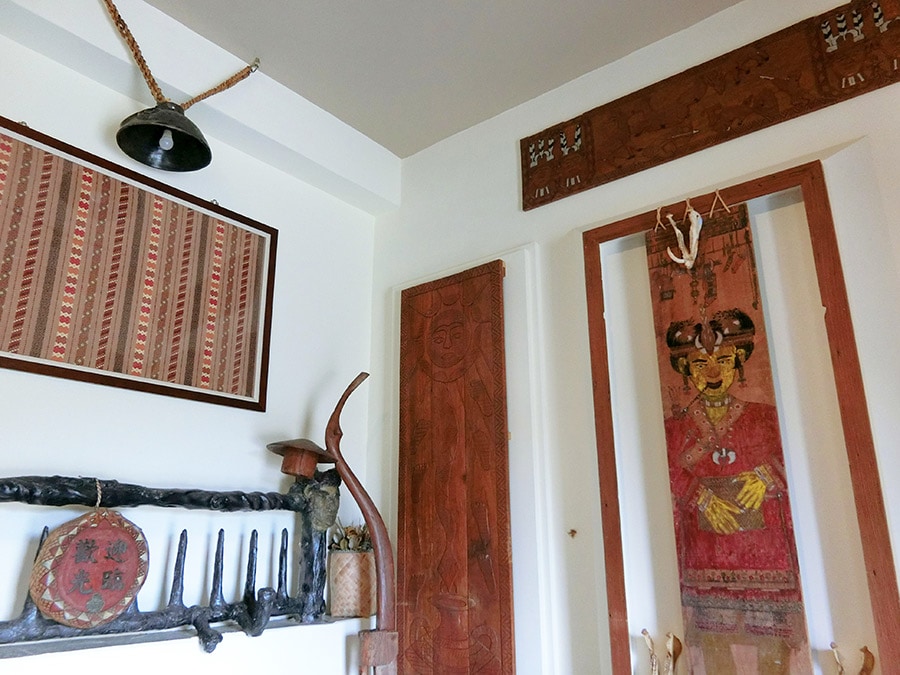 「吉廬夫敢藝文民宿」の1階にはパイワン族の伝統工芸を展示。その繊細かつ大胆なアートを見ていると、原住民にアーティストが多いのも、納得できる。